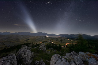 La scia del razzo di SpaceX illumina Campo Imperatore: lo scatto notturno di Andrea Curzi